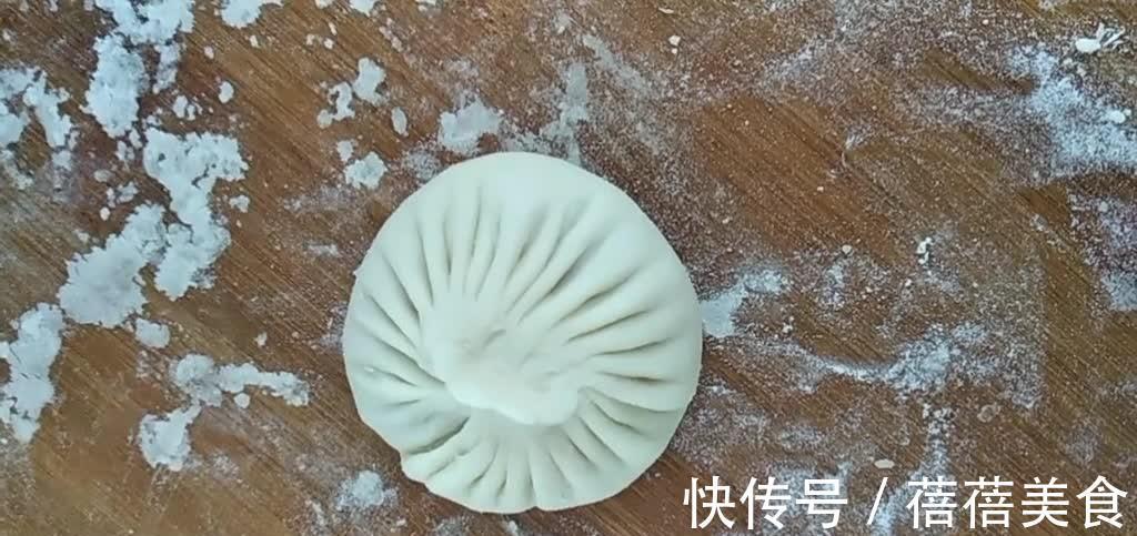 面点师傅教你做灌汤包，软嫩鲜香灌汤流油，提似灯笼放下似菊花！