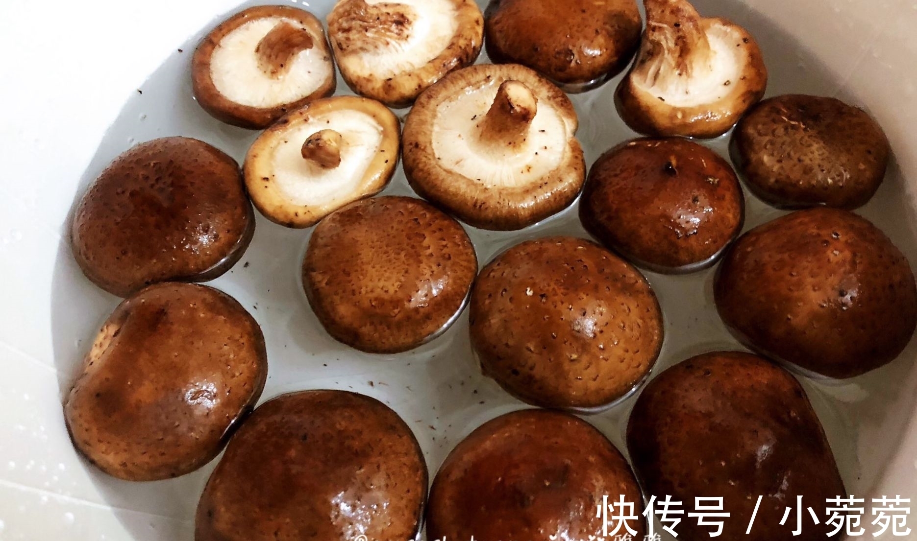 好吃|蘑菇此做法，不炖不炒，香嫩可口，比肉还好吃，吃一次就上瘾