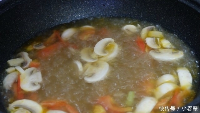 世上美食千千万,孩子最爱还是妈妈煮的面,比山珍海味都香