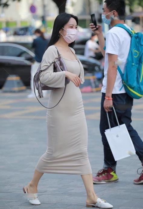 美的 年轻女生就是会穿,露脐衫配牛仔裤,轻松穿出小蛮腰,靓丽又清爽