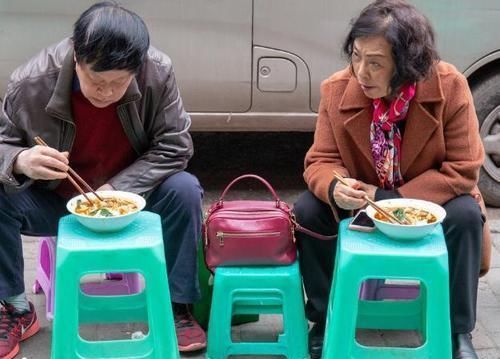 最“寒酸”的面馆,露天就餐,还能排队10米远,一天卖出800多碗