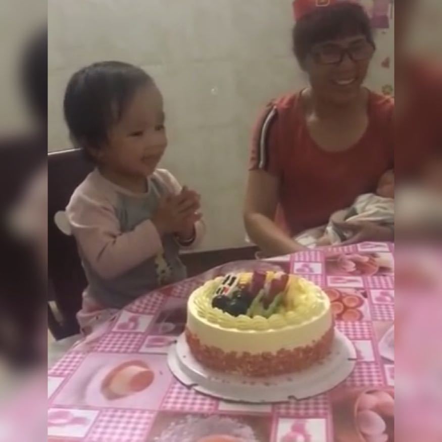 仪式感|小女孩迫不及待地拆自己“生日蛋糕”的包装,网友好利落的身手