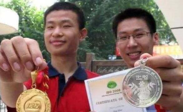 奥赛&北大数学大神韦东奕,青橙大赛答辩因两字闹笑话,网友:不拘小节