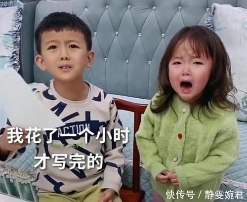 书桌|“超粘人哥哥”走红，写作业将妹妹放书桌旮旯，妹妹乖巧似洋娃娃