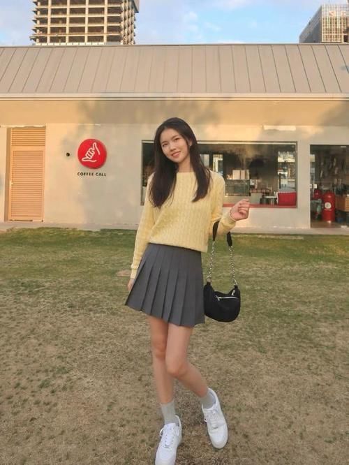 女人|女人穿衣要有品味,条纹衫、复古衬衫、针织衫,怎么搭配都好看