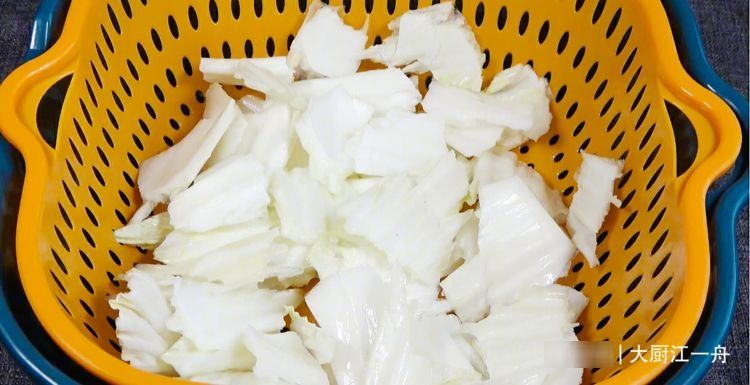 炒白菜时，直接下锅是大错！教你正确做法，白菜爽脆不出水