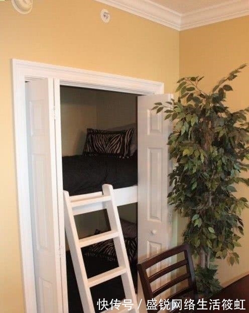 小户型|邻居嫌房子小,直接墙上掏洞,里面打上下铺,两个孩子都有地睡了