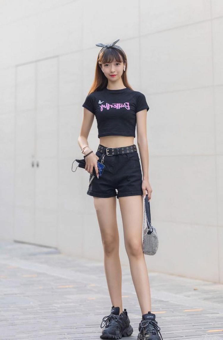 吊带|街拍,美女穿白色高腰款式的吊带上衣,更显娇俏动人