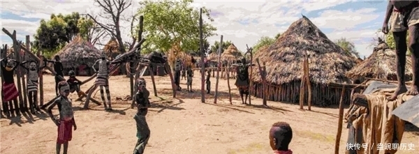 非洲最神秘的部落，女性10岁开始切嘴唇装盘子，盘子越大越受欢迎