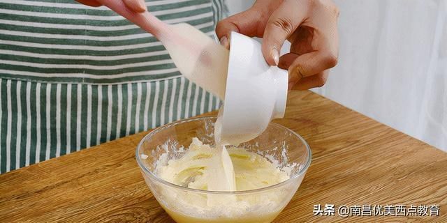 轻轻软软像在捏了朵云，一口下去奶香、醇苦、香甜、微酸