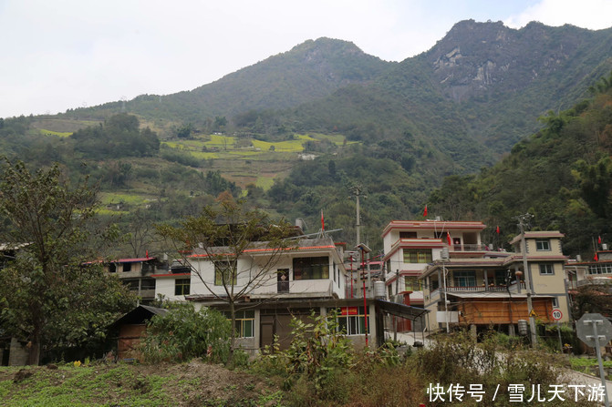 怒江峡谷内素有，十里不同天，万物在一山，之说