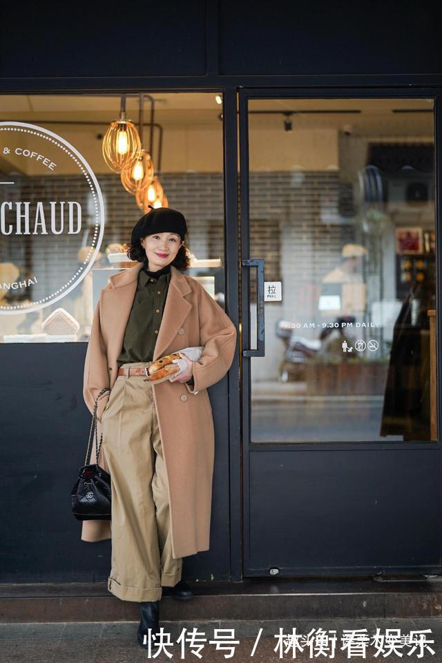 女人50岁以后,早秋少穿运动鞋,瞧三木妈妈这样穿,优雅显气质