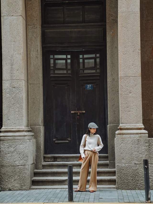 穿搭|女生博主的穿搭指南,毛衣搭配卡其色直筒裤高级洋气,简约优雅