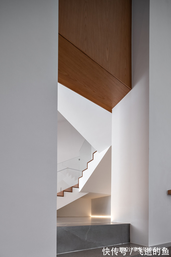 楼梯间|看400平米豪华别墅如何装修现代简约风