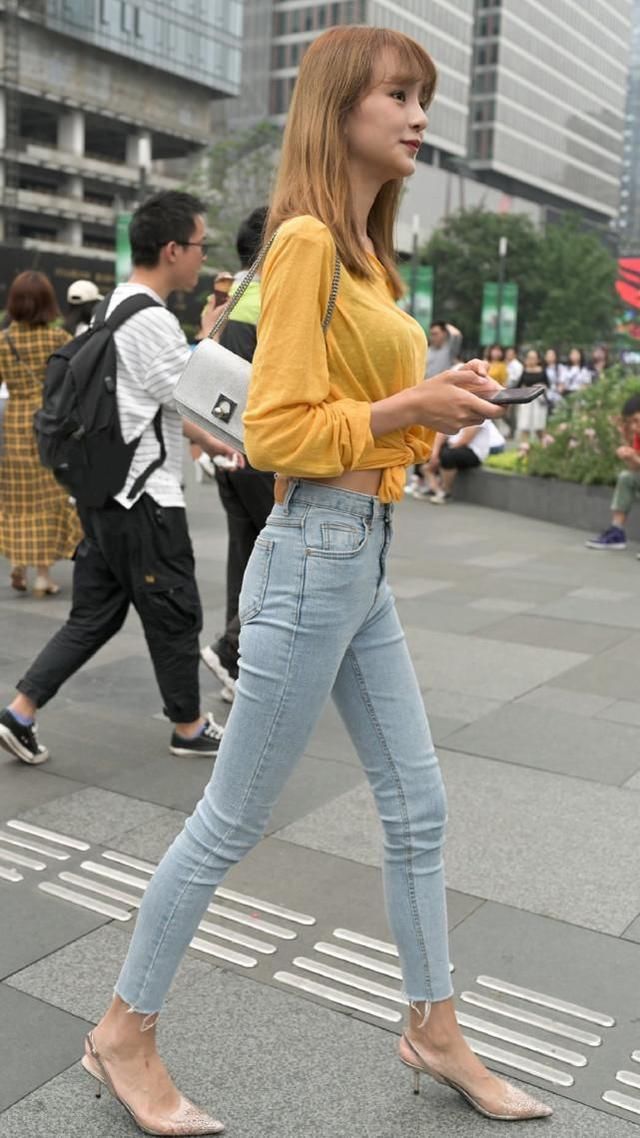 牛仔|街拍：芒果黄雪纺衫配牛仔长裤，清爽彰显现代女性的优雅气质