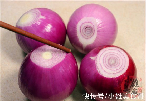 洋葱不要凉拌着吃或炒着吃了,教你这个养生新吃法,天天吃都不腻