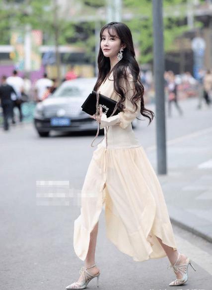 黑色|米色束腰连衣裙搭配黑色包包,气质迷人,公主范十足