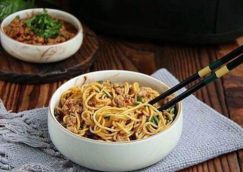 熬夜的人千万别吃泡面,教你做一道肉酱拌面,比炸酱面还好吃