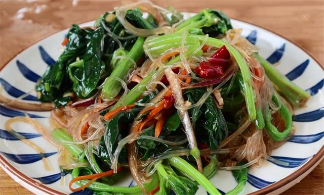 诀窍|怪不得饭店的凉拌菠菜那么好吃，原来做法有诀窍，看一遍就能学会