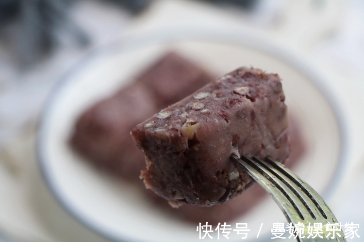 绿豆雪糕|夏天红豆别煮粥了,加半碗糯米粉一蒸,清凉又解暑,比凉糕好多了