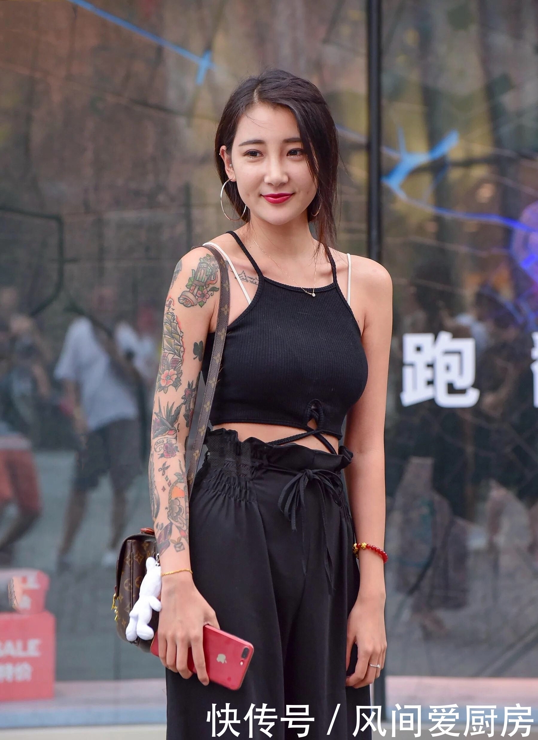 街拍：身材壮实的小姐姐身穿黑色吊带背心，显瘦又显优雅淑女气质