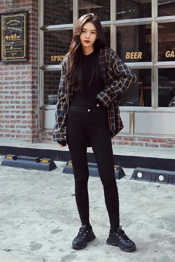 街拍:身材高挑的美女,一条优雅修身长裙,轻松展现曼妙的好身材