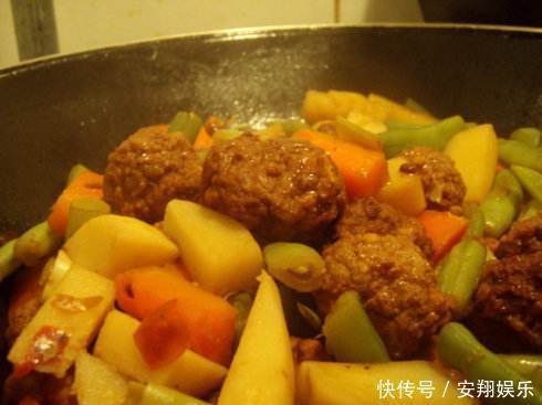 土豆和此天生一对，放在一起简单炖一下特美味，大人孩子都爱吃