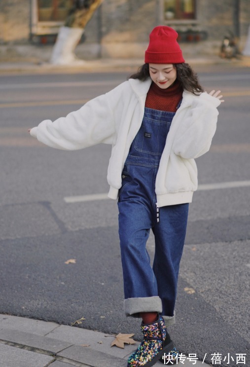 时髦 今年建议多穿羊羔毛外套,搭配卫衣、毛衣、半身裙,保暖又时髦