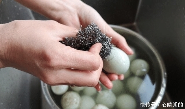 腌咸鸭蛋别再盐水泡了，妈妈用了40年的秘方，时间短，还起沙流