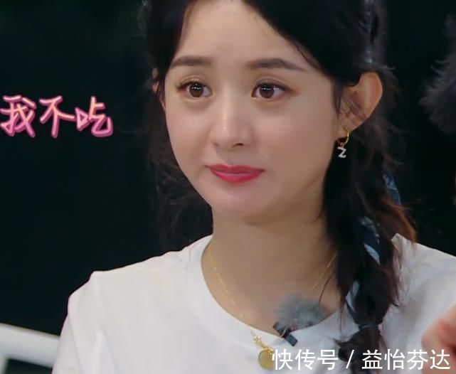 赵丽颖李浩菲吃面条，看清两人的吃相，女明星和艺人差距一目了然