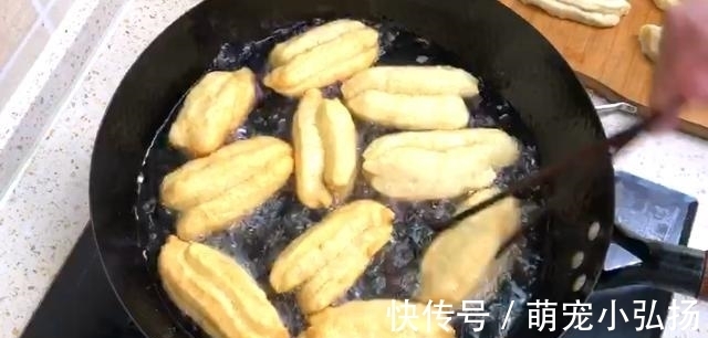 保鲜膜|1碗面粉,1个鸡蛋,就能在家做油条,不用泡打粉,比买的好吃百倍