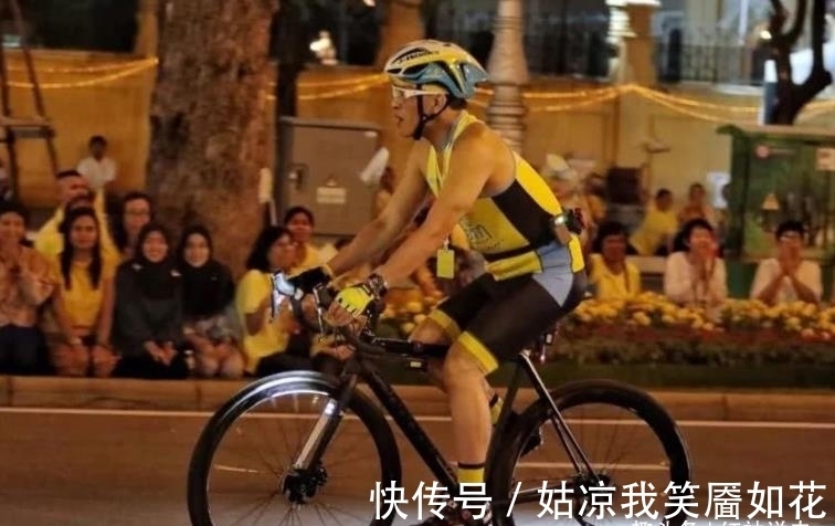 放飞自我$68岁泰王放飞自我!率领众嫔妃丛林夜骑,百姓匍匐跪拜高呼万岁