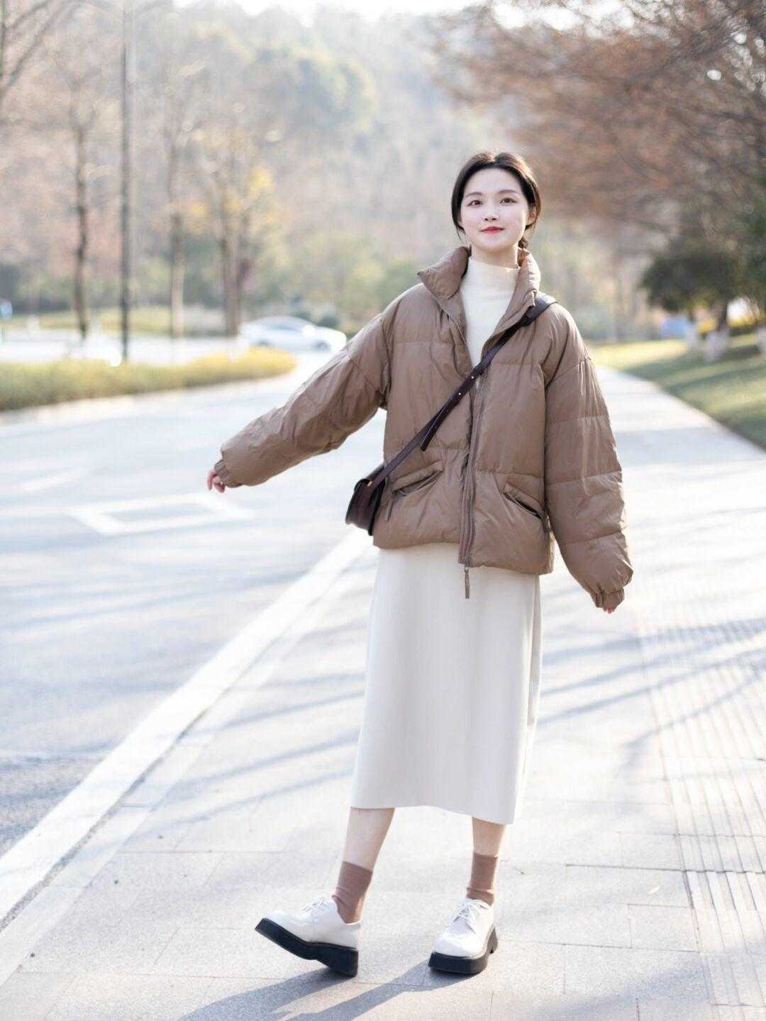 羽绒服|冬天想要穿出气质感,选对内搭很重要,这些单品日常简约又不挑人