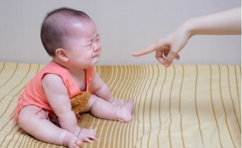 “宝宝被骂哭,为啥还伸手让妈妈抱”?看完心都要化了