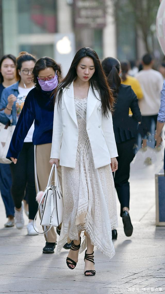 效果|白色西装搭配镂空连衣裙,搭配一双高跟凉鞋,凸显精致优雅的效果