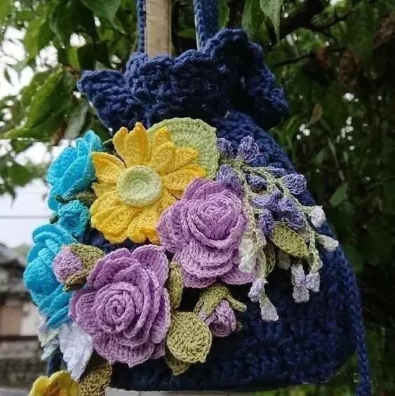 小花片 55款超美的钩花包包,只要会钩不同的花,拼缝在一起,就能做出