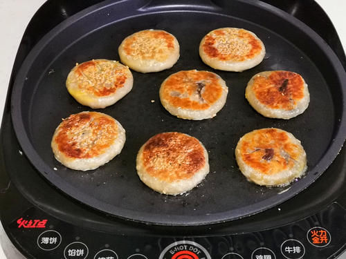  做豆沙饼一点儿不难，1张手抓饼做4个，外焦里嫩口口香甜