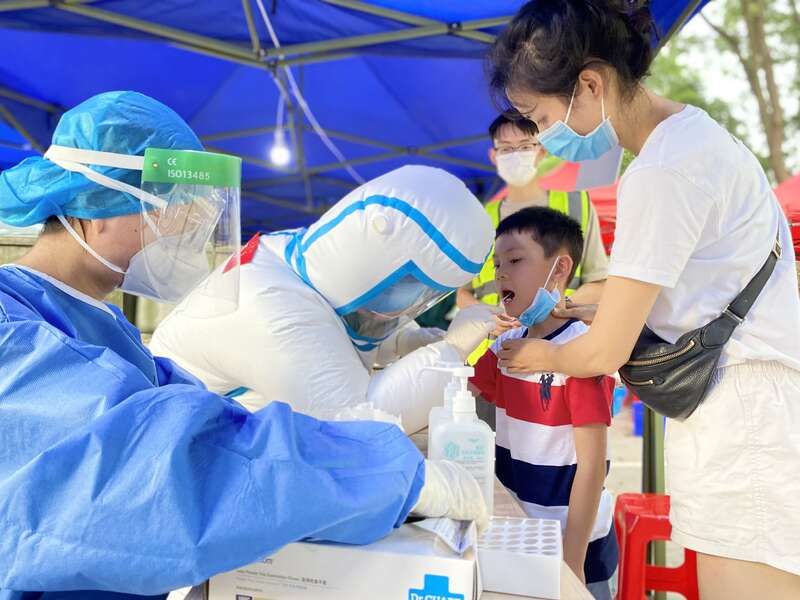 正压|核酸采集医护变身“萌神”大白