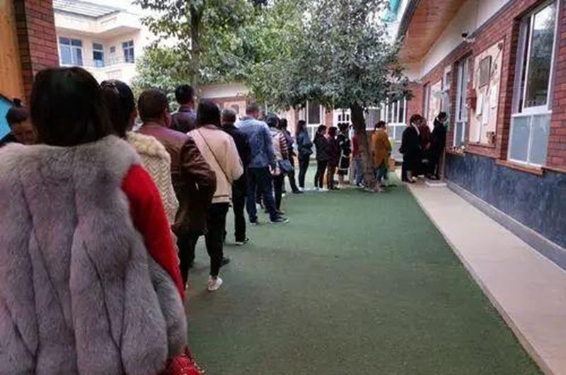 爸爸|宝爸第一次接孩子就走红了,老师以为是坏人,爸爸:我真是他亲爸