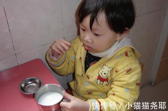 营养成分|天天喝牛奶与从不喝牛奶的孩子,1年后区别明显,家长们该重视了