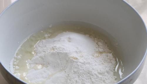 保鲜膜|夏天就馋糯米粉这做法，一蒸一卷就搞定，香甜软糯，吃1次忘不了