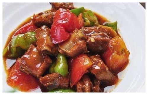 美食推荐：番茄烧排骨，葱爆羊肉，辣拌黄豆芽，秋葵炒鸡蛋的做法