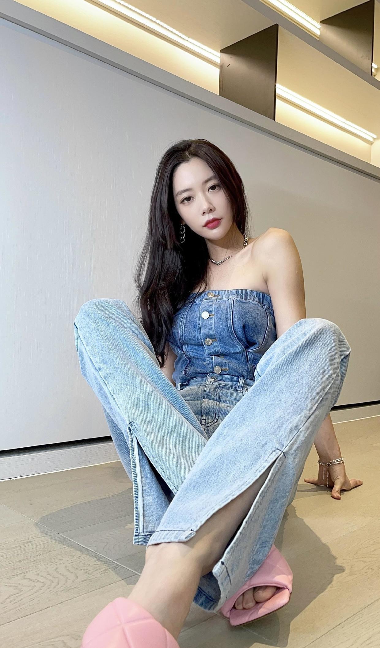 长腿|克拉拉不愧是“亚洲第一美女”,穿拼接风衣出镜,一双长腿太吸睛