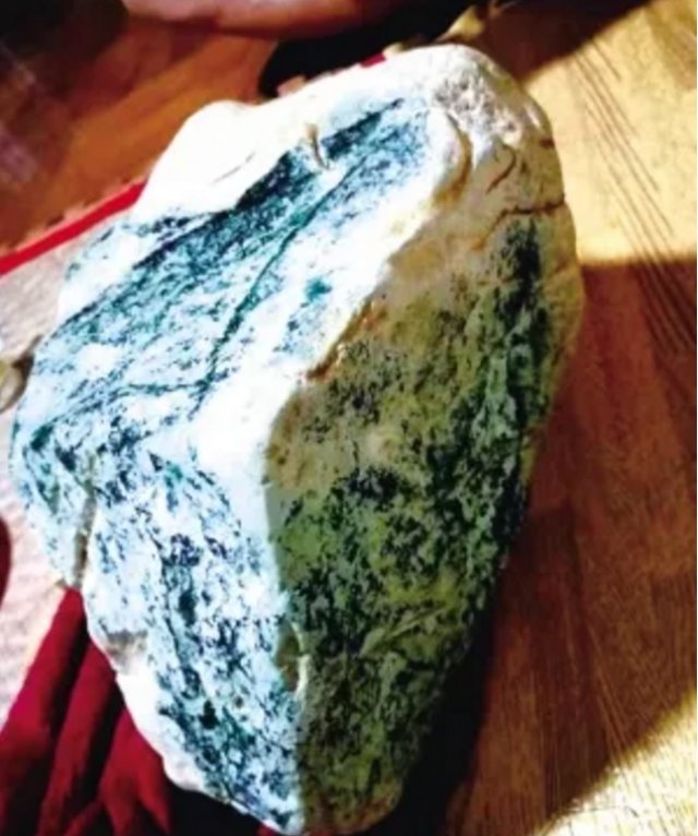  翡翠原石|8000万赌石切开只值430万！涉嫌诈骗？云南3名商人被河北警方抓了