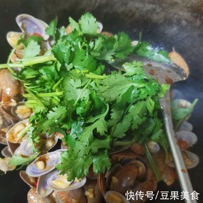 蒜蓉花甲|这道快手金汤蒜蓉花甲一上桌，全家都爱吃