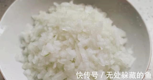 香菇|秋季,我常给孩子做它吃,锅中一蒸淋上料汁,便宜鲜美,简单好吃!