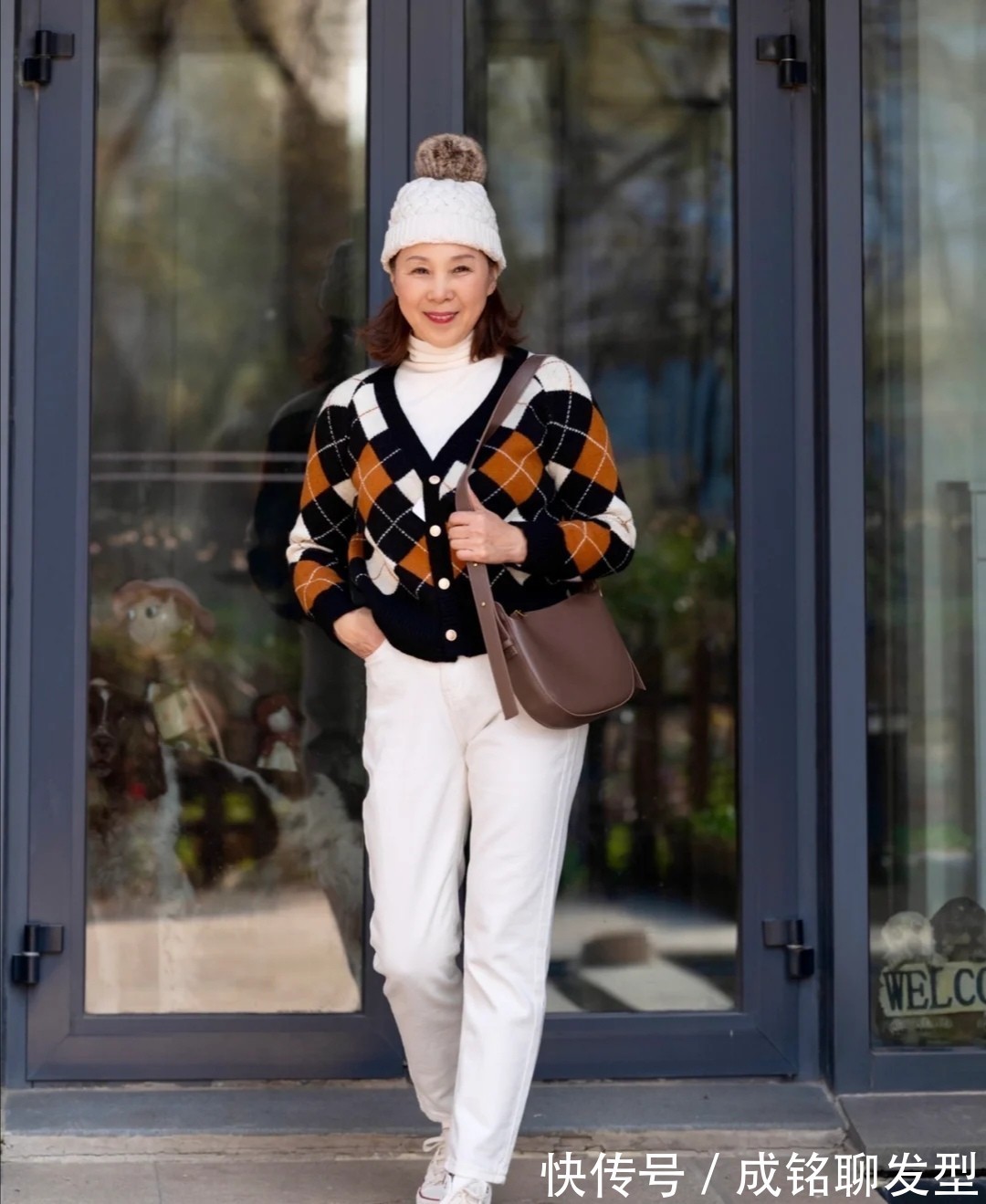 色系 六七十岁的老年人别总穿黑色!试试这四种单品,洋气时尚还显年轻