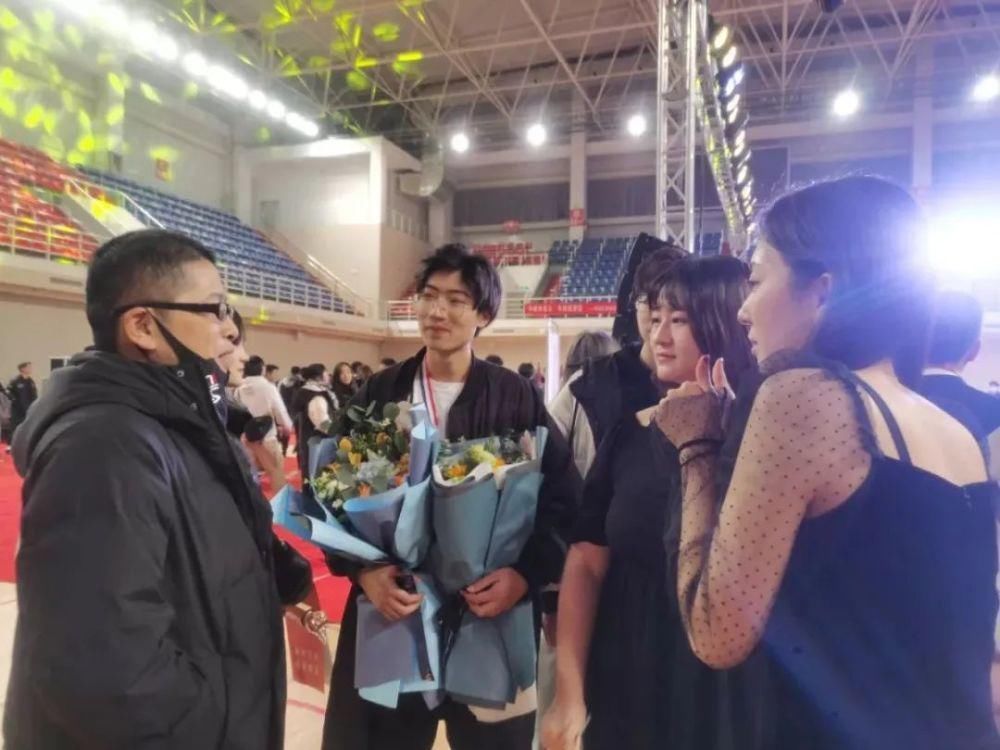 冬天的第二场雪和今晚的校园歌手大赛更配噢~