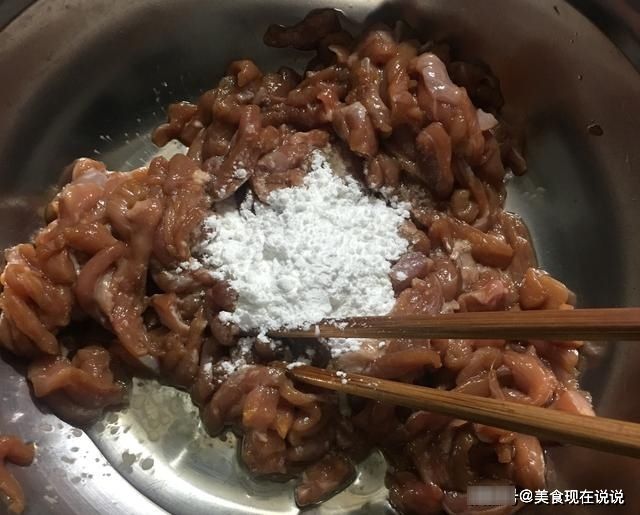 50年大厨：炒牛肉时，别只会加淀粉！多加一点它，牛肉香嫩还入味