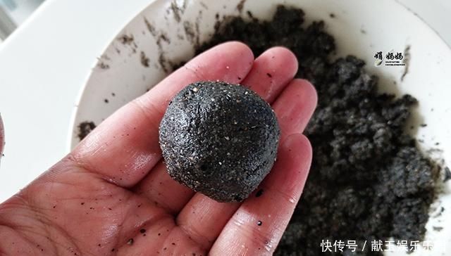 60岁阿姨每天吃两粒，皮肤紧致头发乌黑，看着比同龄人年轻20岁